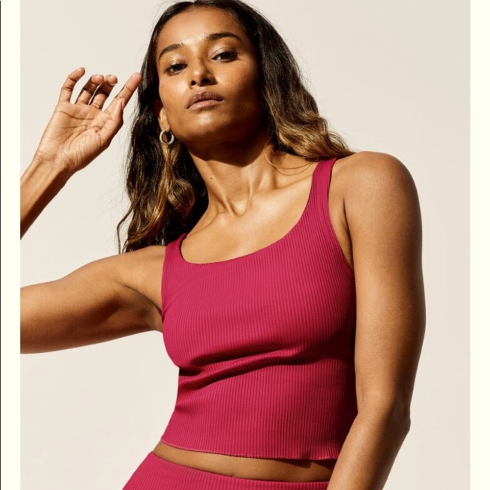 Carbon 38 ribbed magenta crop tank size M